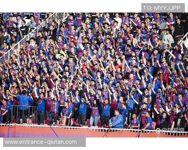 巴萨与利物浦激情对决海报展现足球魅力与荣耀之战